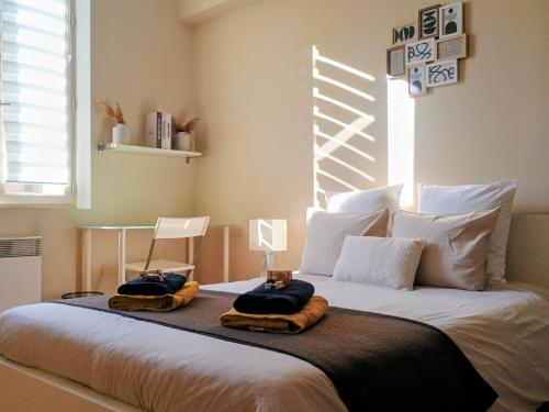 En eller flere senge i et værelse på L'Isle Contemporaine Standing Clim & Parking Privé Centre Ville