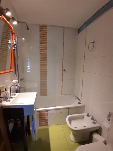 een badkamer met een bad, een toilet en een wastafel bij Museo Mar in Mar del Plata