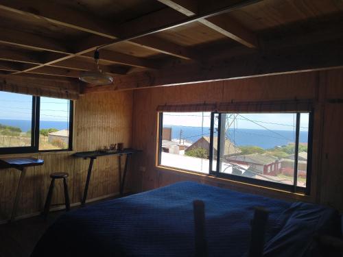 una camera da letto con un letto con vista sull'oceano di Cabaña Jacinta a La Boca