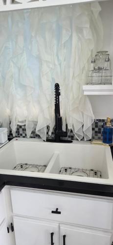 een aanrecht met een wastafel en een fornuis bij Martha's House Tesla in Soufrière