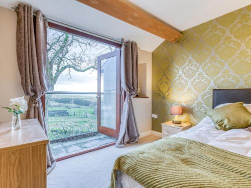 una camera da letto con un letto e una grande finestra di 4 Bed in Broughton Mills 75286 a Seathwaite