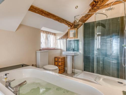 bagno con vasca, doccia e servizi igienici di 4 Bed in Broughton Mills 75286 a Seathwaite