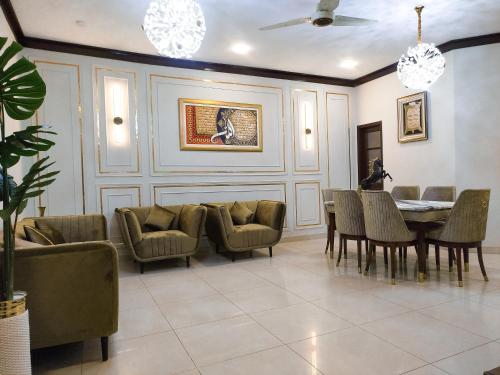 Et opholdsområde på Patel Residency Apartment