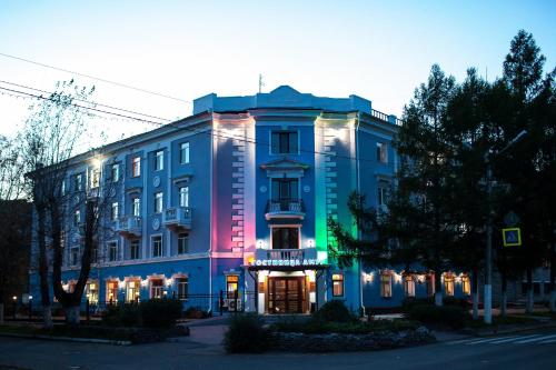 コムソモリスク・ナ・アムーレにあるAmur Hotelの横に色鮮やかな照明が灯る建物