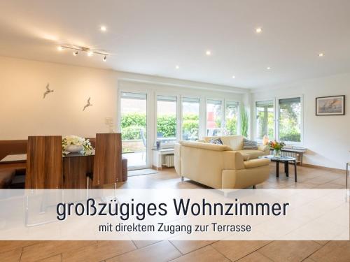 un soggiorno con un divano e un tavolo di Ferienhaus Robbenglück in Tossens - Ihr gemütliches Zuhause an der Nordsee a Tossens