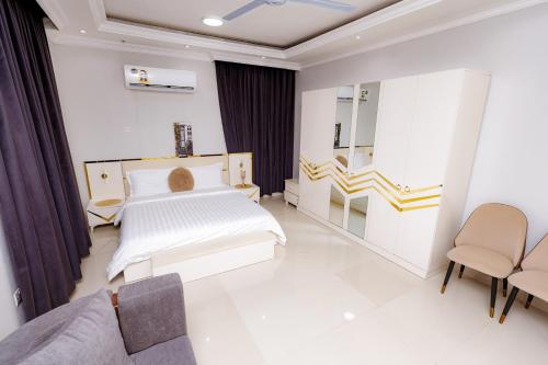 a bedroom with a bed and a couch at السعادة نستو - نسائم صلاله للأجنحة والشقق الفاخرة Nassayem Salalah Hotel Apartments & Suites Downtown in Salalah