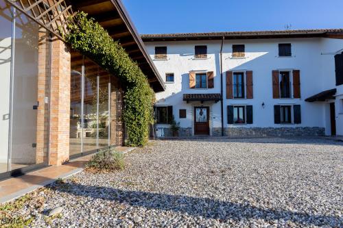 vista esterna di un edificio con cortile di Casale Sol Armonie a Codroipo