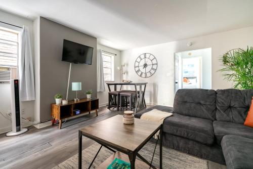 Et tv og/eller underholdning på Jungle House Luxury Homes - Columbus Downtown Short North - Steps to Convention Center & Nationwide Arena - Sleeps up to 6 - Free Parking - Over 5,800 Five Stars