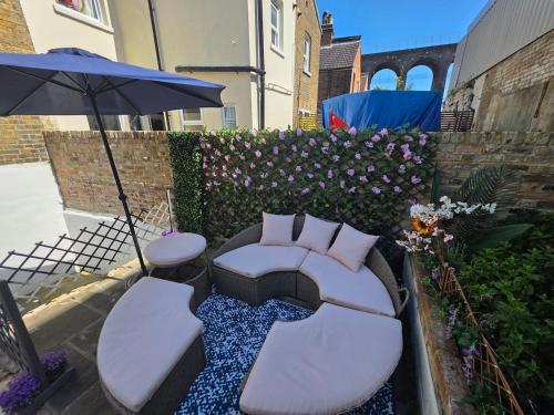 Ein Sitzbereich in der Unterkunft Energy - 8ight Havens Folkestone