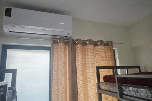 una camera da letto con tenda e condizionatore d'aria di Ac Luxurious Bed with breakfast In Thane West a Thane