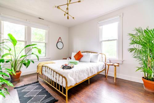 En eller flere senge i et værelse på Jungle House Chillicothe - Luxury Downtown Homes Free Parking