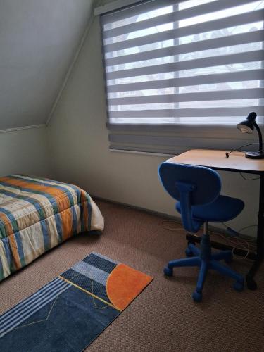 a bedroom with a desk and a bed and a chair at Búho Real Cityhouse in El Cerrillo