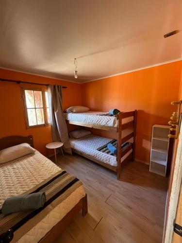 En eller flere senge i et værelse på Cabañas San Pedro de Atacama 2