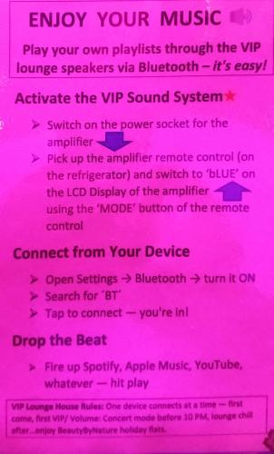 une page rose d'un poème avec un système sonore rose dans l'établissement BeautyByNature Estate by "Khadija&Family", unique private rooms, homemade dishes in a wonderful setting, à Wa