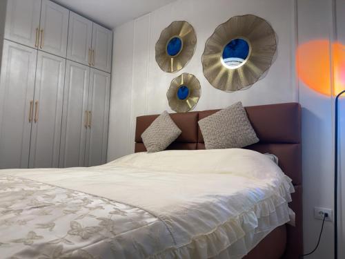 een slaapkamer met een bed en spiegels aan de muur bij Stan na dan Bor Apartman in Bor