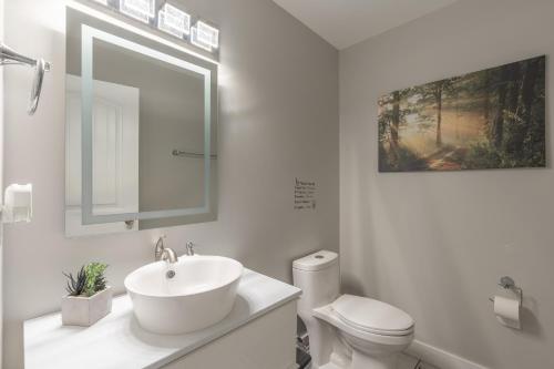 een witte badkamer met een wastafel en een toilet bij Comfort Tenacity in Yellowknife