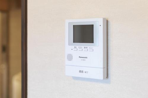 aan een muur is een elektronisch apparaat bevestigd bij Kulton Moct Kenroku in Kanazawa