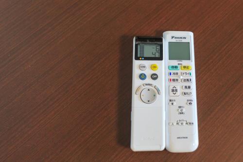 twee afstandsbedieningen bovenop een tafel bij Kulton Moct Kenroku in Kanazawa