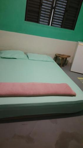 Giường trong phòng chung tại Casa da Pri - Quartos - Vila São Jorge