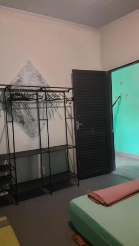 Giường trong phòng chung tại Casa da Pri - Quartos - Vila São Jorge