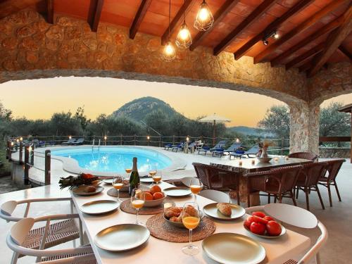 Holiday Home Villa Alordes- ein rustikales Haus mit fantastischer Aussicht by Interhome
