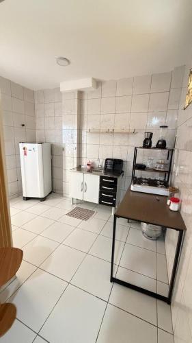 una cucina con un frigorifero e un tavolo di Paulinos Flat 02, Ubajara CE a Ubajara