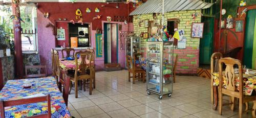 een kamer met een tafel en stoelen en een kamer met een kamer bij Hostel María Ometepe in Santa Cruz