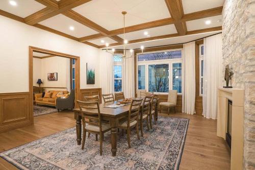 een eetkamer met een tafel en stoelen bij Samson House in Revelstoke