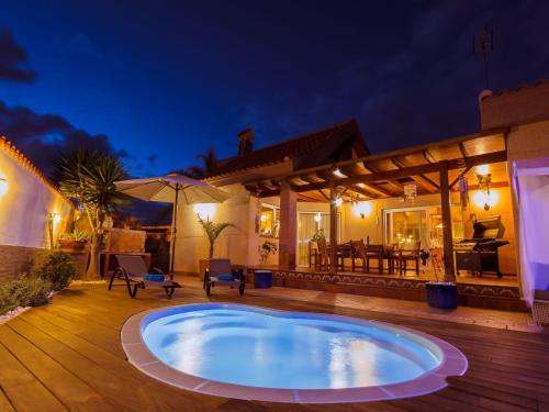 Holiday Home Strandnahes Ferienhaus Hibiscus mit privatem Pool by Interhome