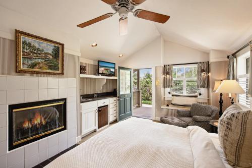 ein Wohnzimmer mit Kamin und Deckenventilator in der Unterkunft Orchard Hill in Julian