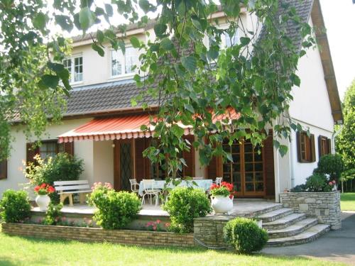 Casa con porche y patio en La Rachère, en Vayres-sur-Essonnes