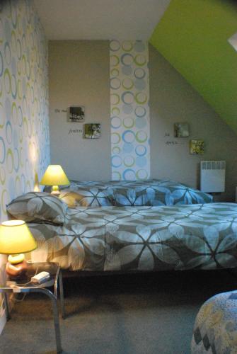 a bedroom with a bed and two lamps on a table at La Rachère in Vayres-sur-Essonnes