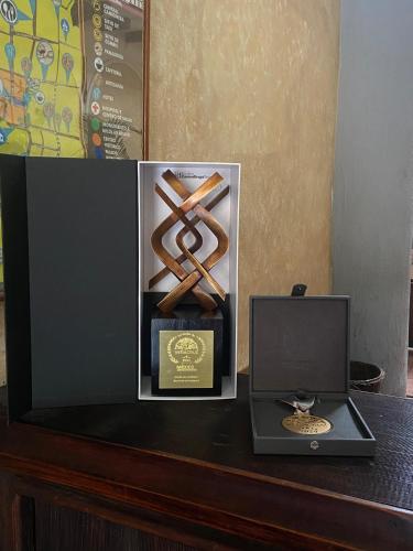 a gift box and a laptop on a table at Plaza Real Hotel Boutique in Coscomatepec de Bravo
