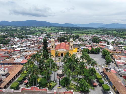 een luchtzicht op een stad met palmbomen bij Plaza Real Hotel Boutique in Coscomatepec de Bravo