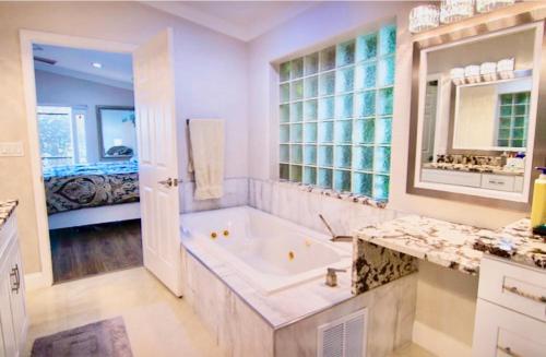 Koupelna v ubytování Lakefront and Pool 4bed Orlando House Near Downtown 20 minutes from Attractions