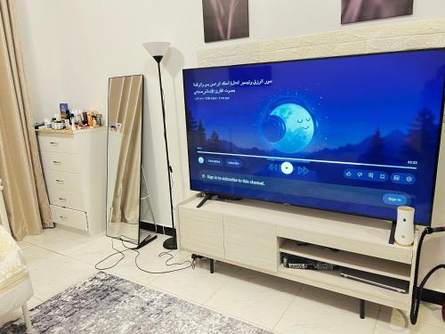 TV i/ili multimedijalni sistem u objektu Studio