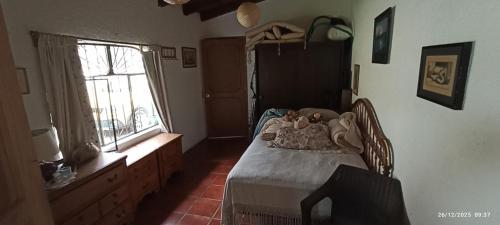 een kind op een bed in een slaapkamer bij House in the Forest 