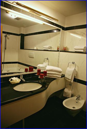 a bathroom with a sink and a mirror at Hotel Meeting in Ciampino