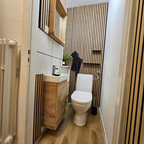 a small bathroom with a toilet and a sink at Sweet Apartment Düsseldorf City B27 in Düsseldorf