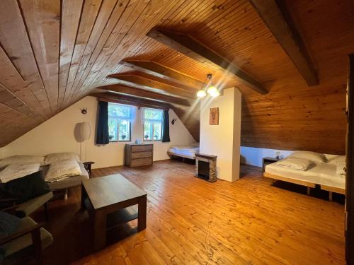 Zimmer im Dachgeschoss mit 2 Betten und einem Tisch in der Unterkunft Chata Rychnovanka in Zdobnice