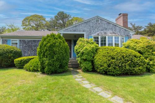 een huis met struiken in de voortuin bij The Perfect Beach Getaway in Orleans