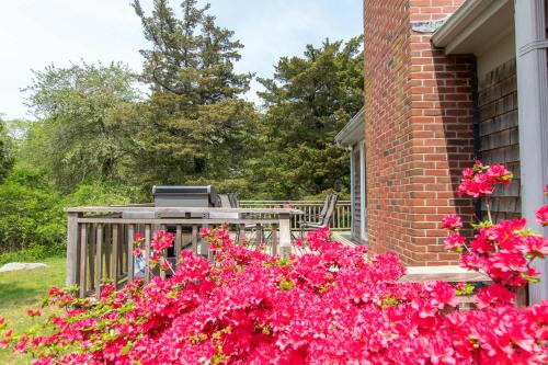 een huis met roze bloemen in de tuin bij The Perfect Beach Getaway in Orleans