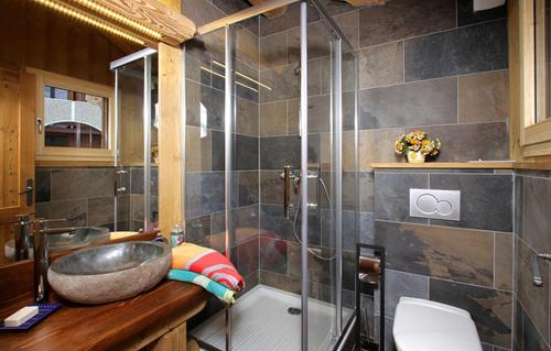 y baño con lavabo y ducha. en Odalys Chalet Prestige Lodge, en Les Deux Alpes