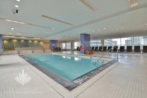 Swimmingpoolen hos eller tæt på Beautiful Modern Toronto Luxurious Scotiabank Arena