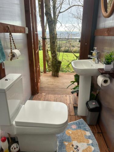 Koupelna v ubytování Valley view cabin in the woods on a farm