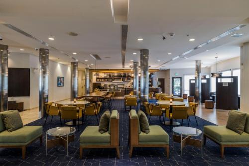 维斯坦顿城西安普敦霍利万怡酒店的有桌椅和桌面的餐厅