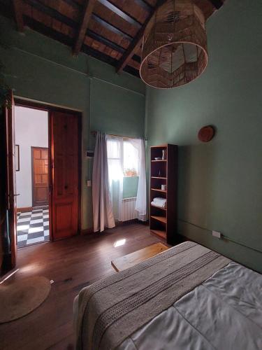 una camera con un letto e una camera con una finestra di Ruka Fusión a Carlos Keen