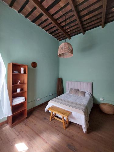 una camera da letto con un letto e un pavimento in legno di Ruka Fusión a Carlos Keen