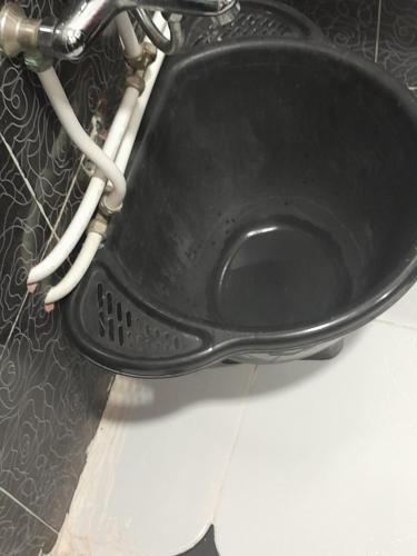a black toilet sitting on top of a counter at F3 vue sur le mere in Mostaganem