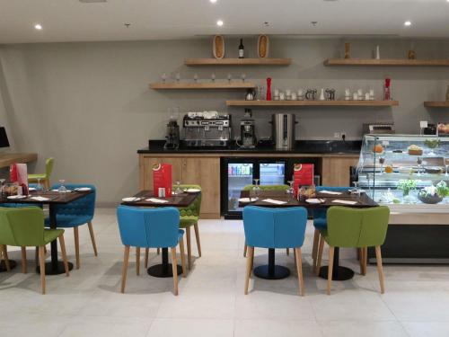 een restaurant met tafels en stoelen en een toonbank bij Adagio Aparthotel Jeddah Malik Road in Jeddah